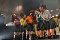 SUPER☆GiRLSによるライブの様子。