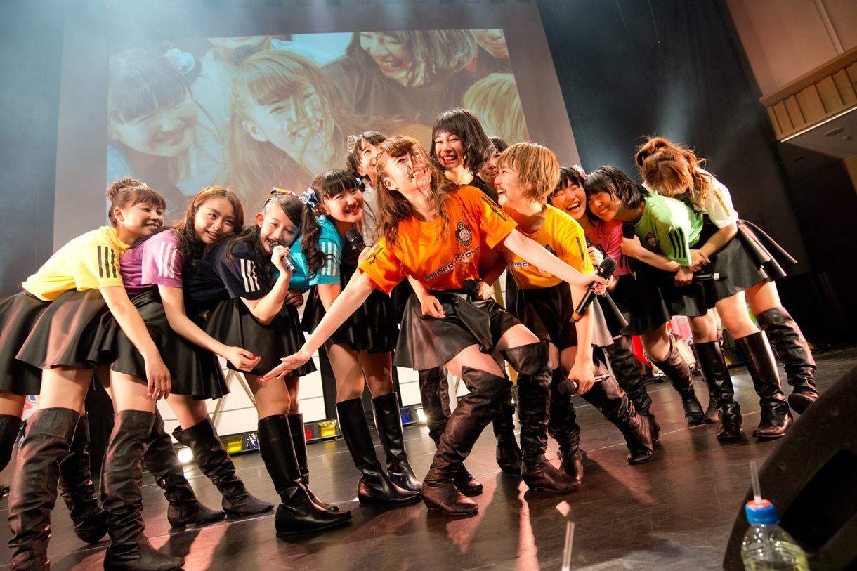 SUPER☆GiRLSによるライブの様子。