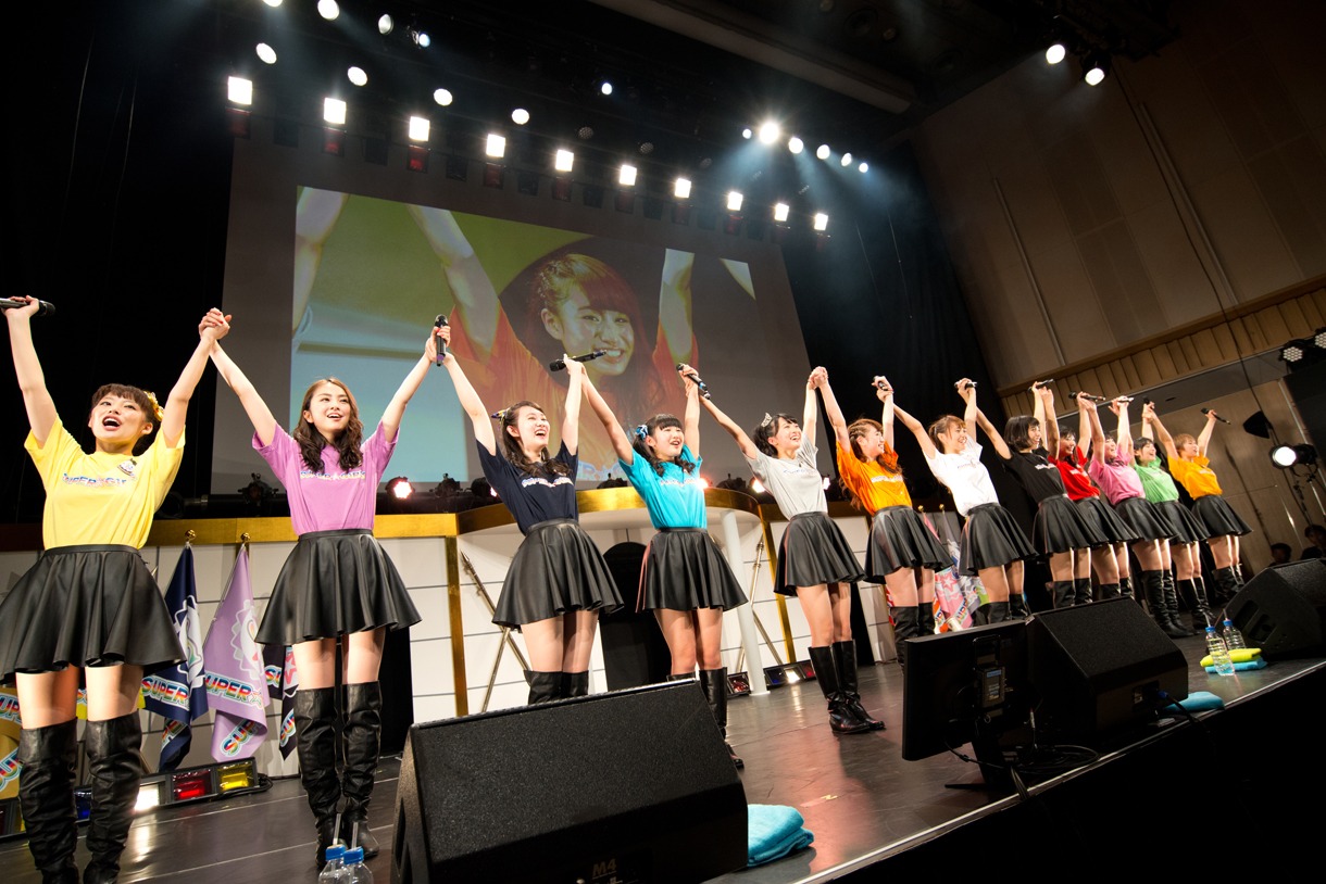 SUPER☆GiRLSによるライブの様子。