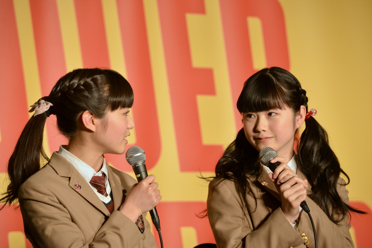 左から菊地最愛、水野由結。