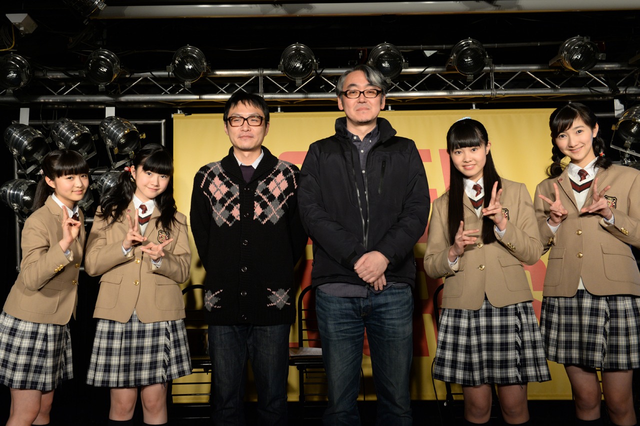 左から菊地最愛、水野由結、南波一海、タワーレコード代表取締役社長・嶺脇育夫、田口華、野津友那乃。