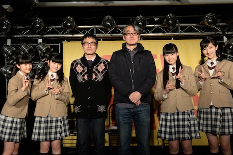 左から菊地最愛、水野由結、南波一海、タワーレコード代表取締役社長・嶺脇育夫、田口華、野津友那乃。