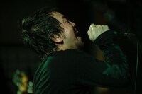 中途（Vo）（撮影：瀧本 "JON…" 行秀）