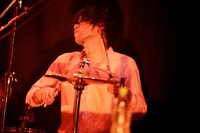 實吉祐一（Dr）  （Photo by Viola Kam [V'z Twinkle]）