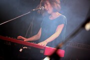 飯野桃子（Piano, Cho）  （Photo by Viola Kam [V'z Twinkle]）