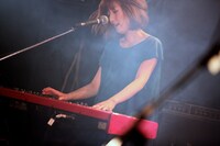 飯野桃子（Piano, Cho）  （Photo by Viola Kam [V'z Twinkle]）