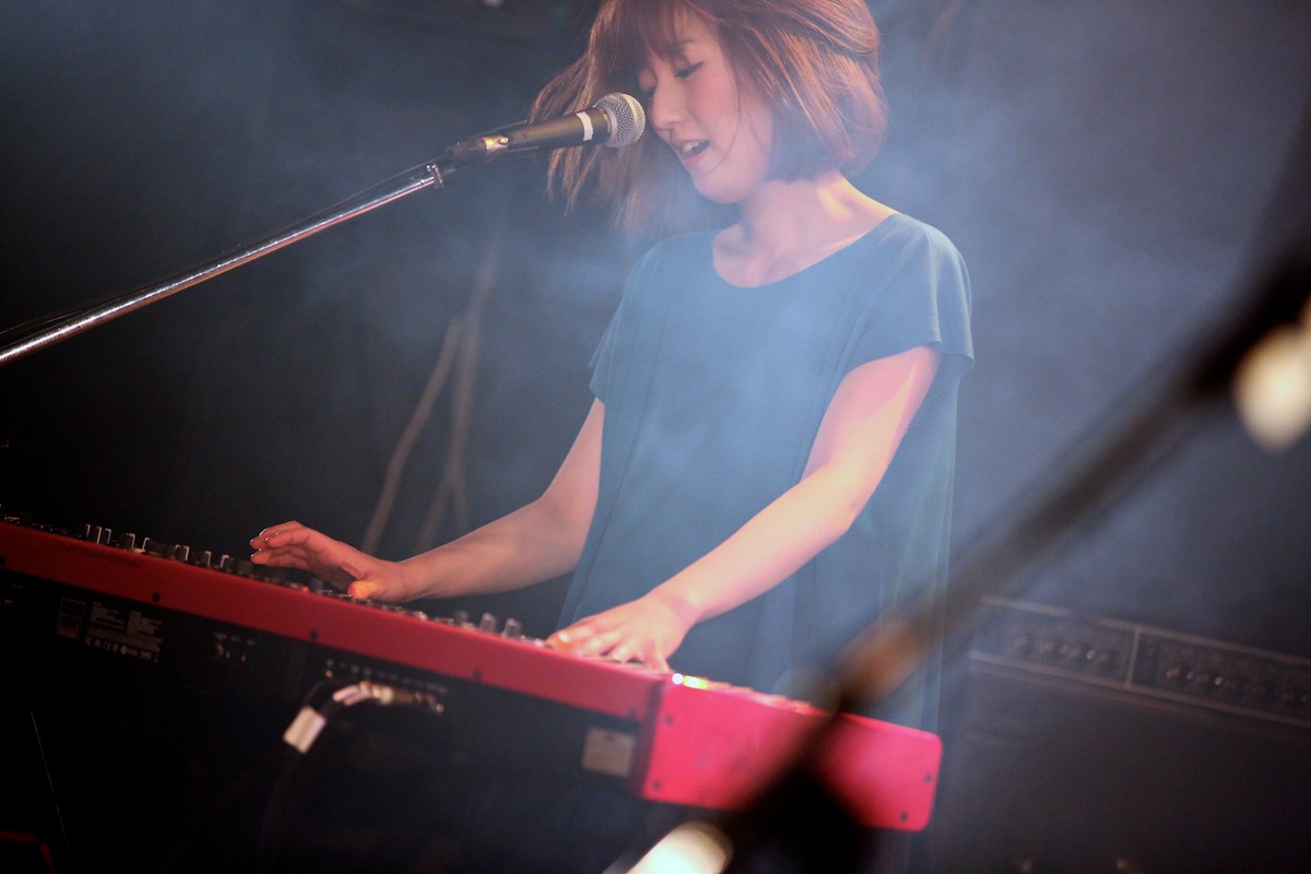 飯野桃子（Piano, Cho）  （Photo by Viola Kam [V'z Twinkle]）