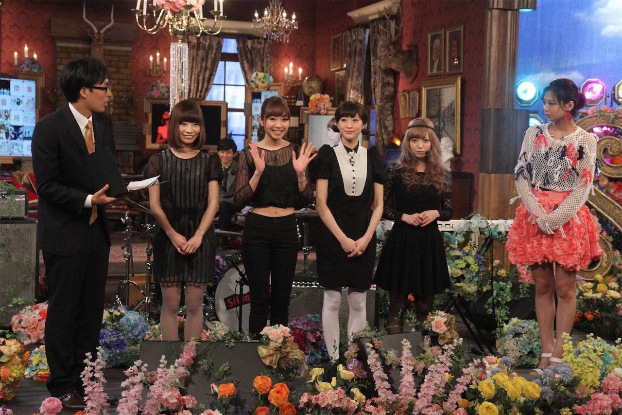 Silent SirenとMCの福井慶仁（左）、西内まりや（右）。(c)フジテレビ
