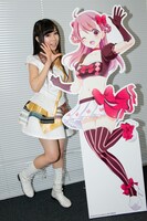 自身が演じる高野歌恋のポップと記念撮影する姫崎愛未。  (c)GALAT (c)GALAT / FormuraVenus実行委員会