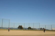 遊助と松坂大輔がキャッチボールをする様子。
