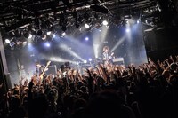 昨日3月5日に行われた「two strike to(2) night ～2015開幕版～」東京・渋谷CLUB QUATTRO公演の様子。（Photo by Atsushi Ito）