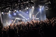 昨日3月5日に行われた「two strike to(2) night ~2015開幕版~」東京・渋谷CLUB QUATTRO公演の様子。(Photo by Atsushi Ito)
