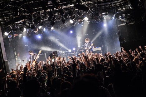 昨日3月5日に行われた「two strike to(2) night ~2015開幕版~」東京・渋谷CLUB QUATTRO公演の様子。(Photo by Atsushi Ito)