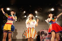 「シャングリラ」をカバーするプラニメとタカオユキ。