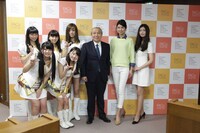 「福岡アジアコレクション（FACo）2015 SPRING / SUMMER」記者発表会に出席したLinQ、実行委員会委員長・榎本重孝、FACoモデル・西みさほ、本田優佳。