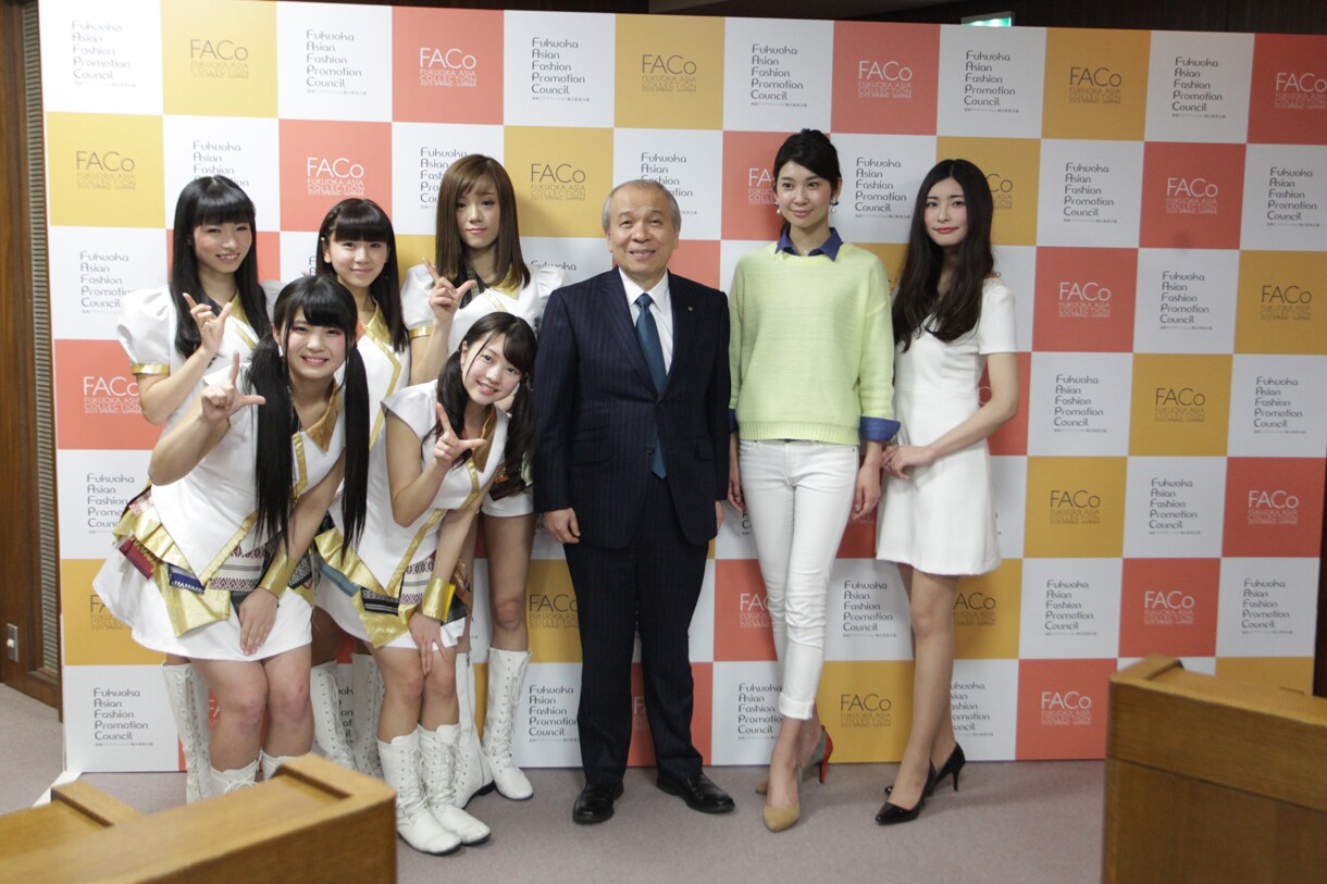 「福岡アジアコレクション（FACo）2015 SPRING / SUMMER」記者発表会に出席したLinQ、実行委員会委員長・榎本重孝、FACoモデル・西みさほ、本田優佳。