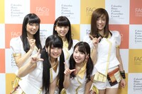 下段左より志良ふう子、高木悠未、上段左より岸田麻佑、吉川千愛、一ノ瀬みく。