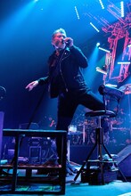 骨折しながらもZepp Tokyoのステージに立った吉川晃司。