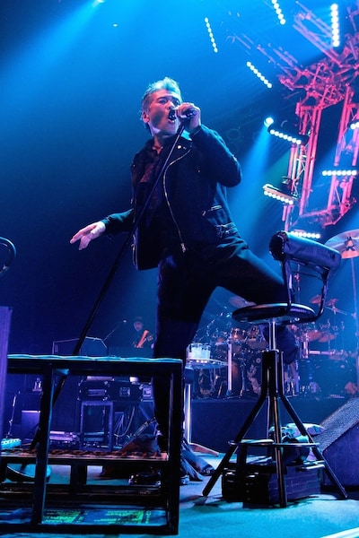 骨折しながらもZepp Tokyoのステージに立った吉川晃司。