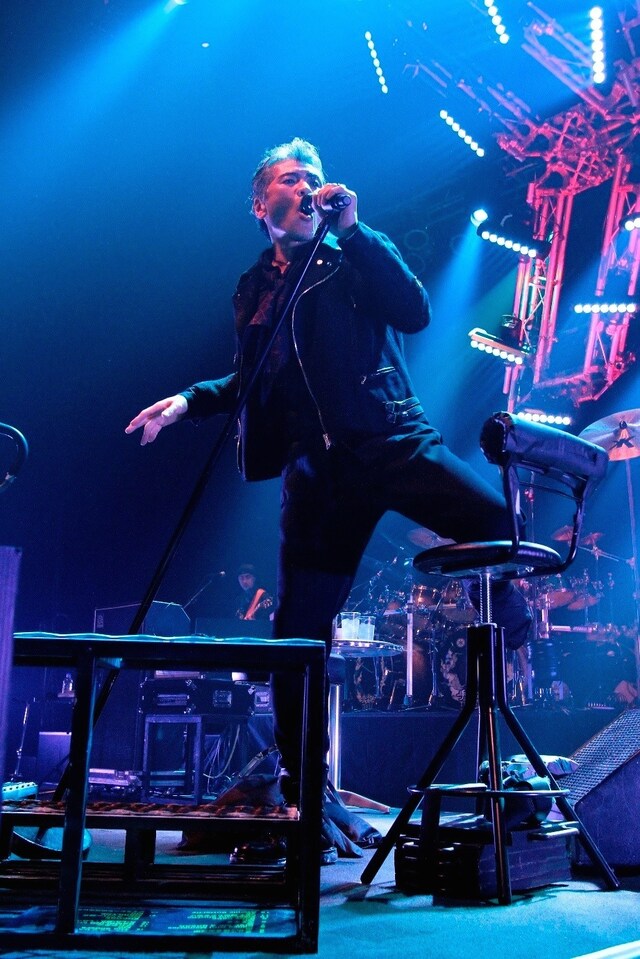 骨折しながらもZepp Tokyoのステージに立った吉川晃司。