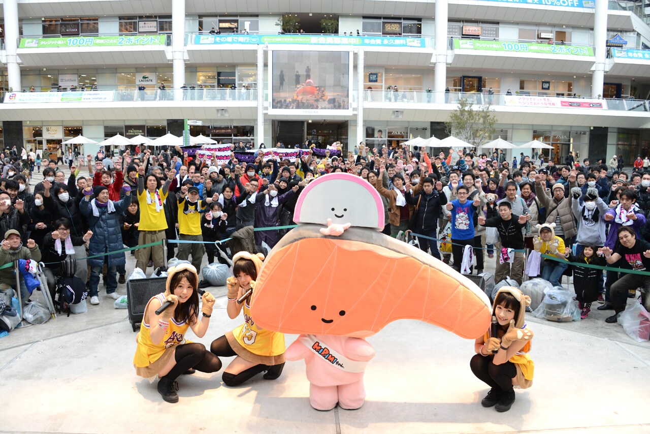 あゆみくりかまき“大好物”KIRIMIちゃん.と屋外ステージで「鮭鮭鮭」