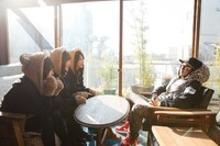 あゆみくりかまきとKuboty（TOTALFAT）の対談の様子。