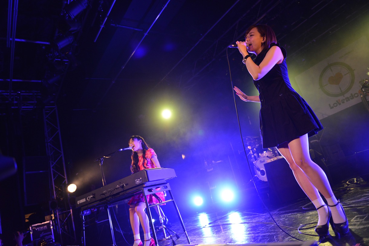 Bitter & Sweetによるライブの様子。