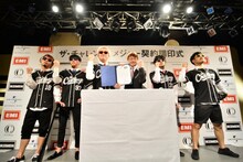 メジャー契約書に調印したザ・チャレンジとEMI中村卓MD。