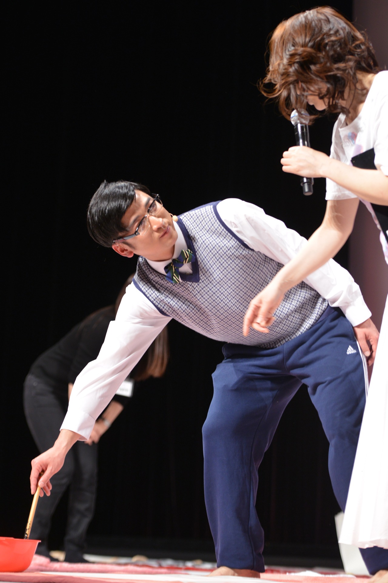矢野きよ実に指導されるさくら学院担任の森ハヤシ。