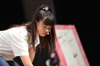 真剣な田口華。