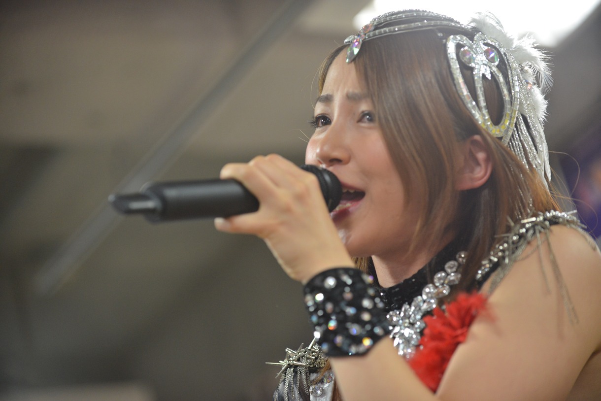 吉川友のインストアイベントの様子。