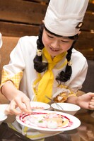 デコレーションする水野由結。