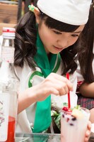 ドリンクにさくらシロップを調合する菊地最愛。