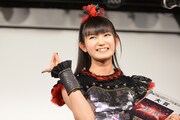 「BABYMETALでした！ See you!」と挨拶するSU-METAL（BABYMETAL）。