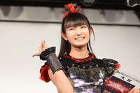 「BABYMETALでした！ See you!」と挨拶するSU-METAL（BABYMETAL）。