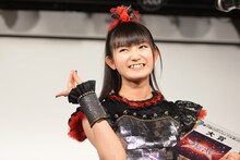 「BABYMETALでした！ See you!」と挨拶するSU-METAL（BABYMETAL）。
