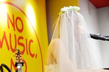 ボンジュール鈴木インストアライブの様子。