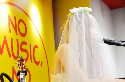 ボンジュール鈴木インストアライブの様子。