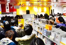 ボンジュール鈴木インストアライブの様子。