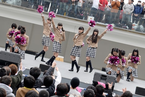 さくら学院「仰げば尊し ～from さくら学院 2014～」発売記念フリーライブの様子。