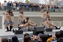 さくら学院「仰げば尊し ～from さくら学院 2014～」発売記念フリーライブの様子。