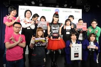 今週の人気画像10位は「BABYMETALがCDショップ大賞！SU-METAL『すごくドキドキ』」より、SU-METAL（BABYMETAL）とCDショップ店員。