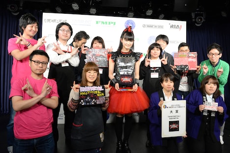 今週の人気画像10位は「BABYMETALがCDショップ大賞!SU-METAL『すごくドキドキ』」より、SU-METAL(BABYMETAL)とCDショップ店員。