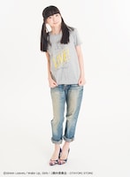 OTAYORI STOREとのコラボTシャツ「片山実波モデル」のモデルを務める田中美海（Wake Up, Girls!）。