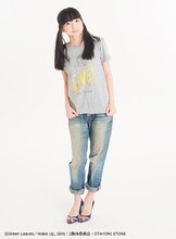 OTAYORI STOREとのコラボTシャツ「片山実波モデル」のモデルを務める田中美海（Wake Up, Girls!）。