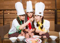 パインを水野由結に与える菊地最愛とうらやましそうに見つめる田口華。