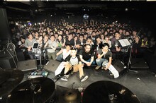 the band apart「7th album"謎のオープンワールド"release live SMOOTH LIKE BUTTER TOUR」新代田FEVER公演の集合写真。（Photo by Mai Okamoto）