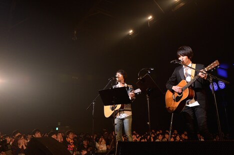 NICO Touches the Wallsの光村龍哉、UNISON SQUARE GARDENの斎藤宏介のセッションの様子。（撮影：岸田哲平）