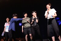 転換中のトークの様子。（撮影：岸田哲平）