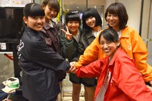 円陣を組むポーズを取るlyrical school。